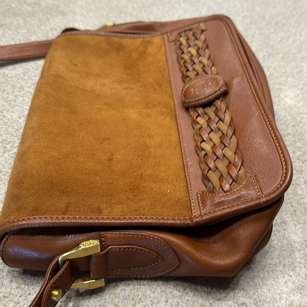 Lladro caramel brown  crossbody pirse w/ adjustable strap gold hardware EUC - Picture 3 of 11